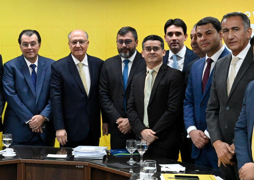 População de Manaus afetada por estiagem histórica receberá R$ 182,4 milhões do Bolsa Família, confirma David Almeida