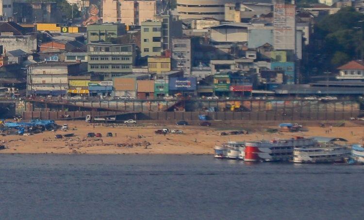 Em 20 dias, Rio Negro já secou mais de 2 metros em Manaus