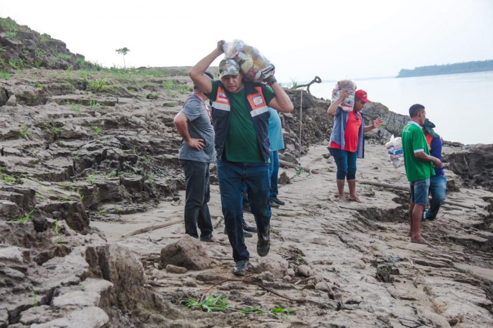 Prefeito Bi Garcia lidera esforços em Parintins para ajudar famílias isoladas pela seca histórica