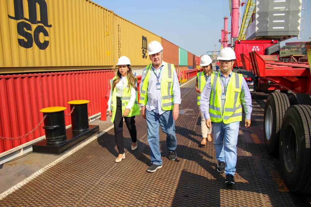 Contêineres com insumos para abastecer indústria e comércio local chegam em Manaus