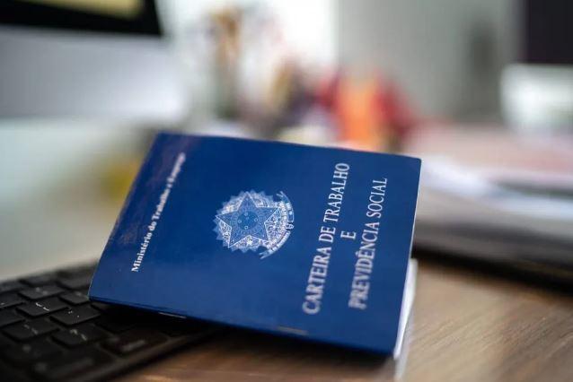 Desemprego cai a 7,7%, e Brasil tem recorde de trabalhadores ocupados