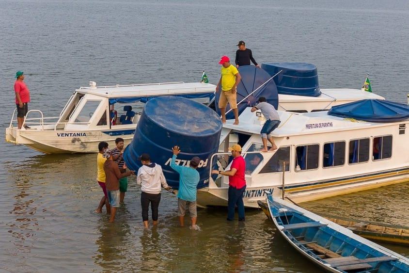 Prefeitura de Parintins facilita acesso à água em comunidades isoladas na Operação Estiagem