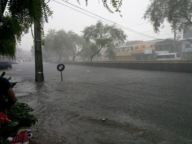 Chuva causa deslizamento e deixa moradores em alerta em Manaus
