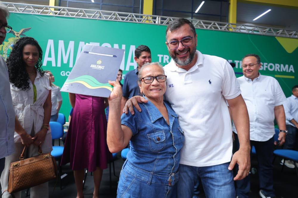 Em Parintins, Wilson Lima entrega 281 títulos definitivos de imóveis para famílias da comunidade Pascoal Alaggio