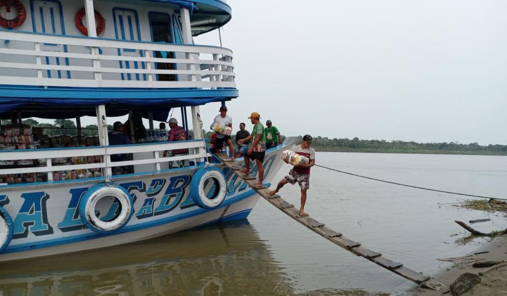 Governo do Amazonas entrega cestas básicas para mil famílias de comunidades rurais de Alvarães afetadas pela estiagem