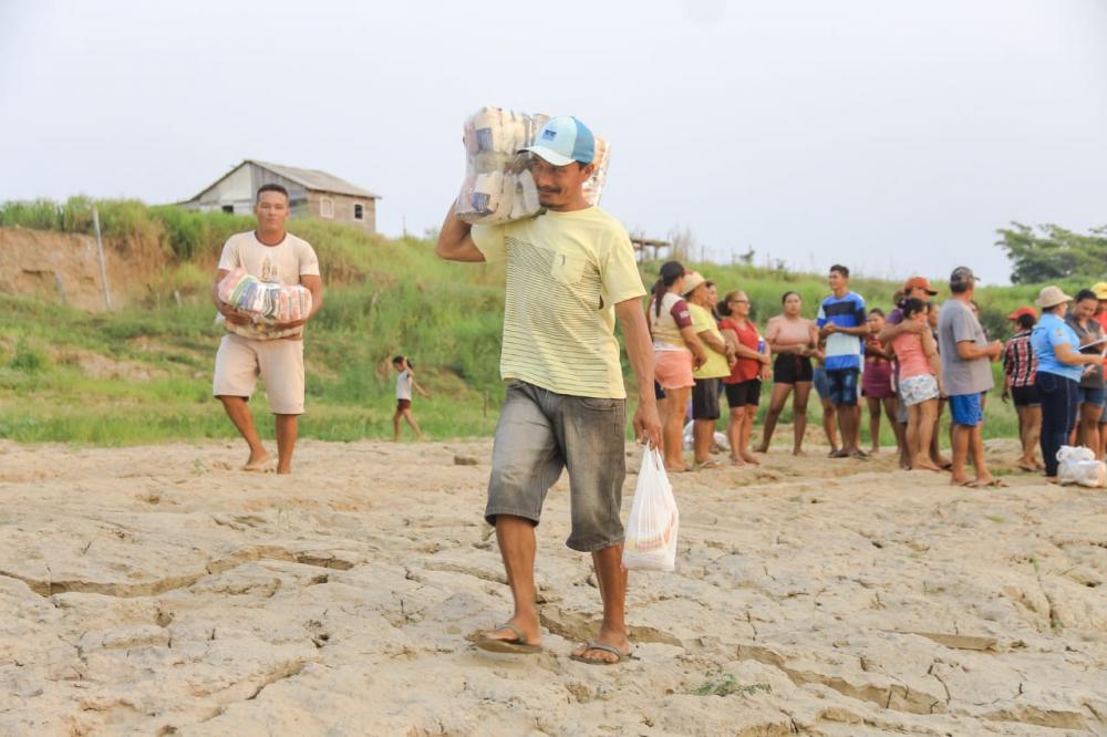 Distribuição de cestas básicas pela prefeitura beneficia moradores da região do Limão e Xibuí, em Parintins