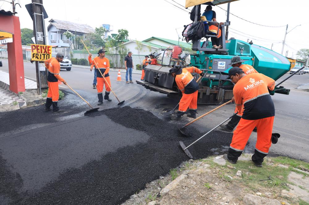 Programa ‘Asfalta Manaus’, da prefeitura, pavimenta trecho de 590 metros no conjunto Renato Souza Pinto 2