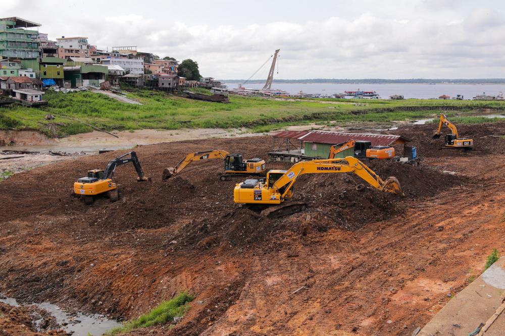David Almeida assina ordem de serviço para o desassoreamento de igarapés de Manaus