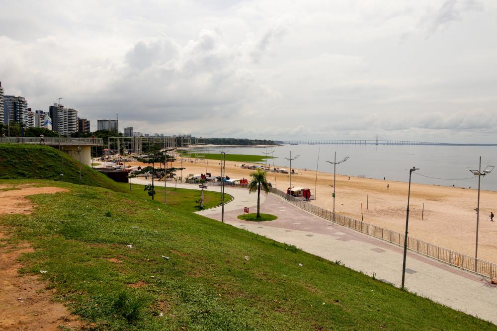 Prefeito David Almeida libera praia da Ponta Negra para banho após rio Negro alcançar 17,94 metros