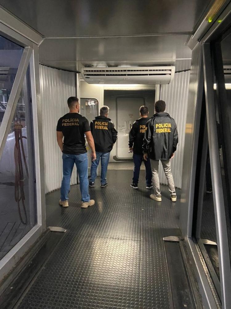Foragidos são presos pela PF dentro de avião em aeroporto de Manaus
