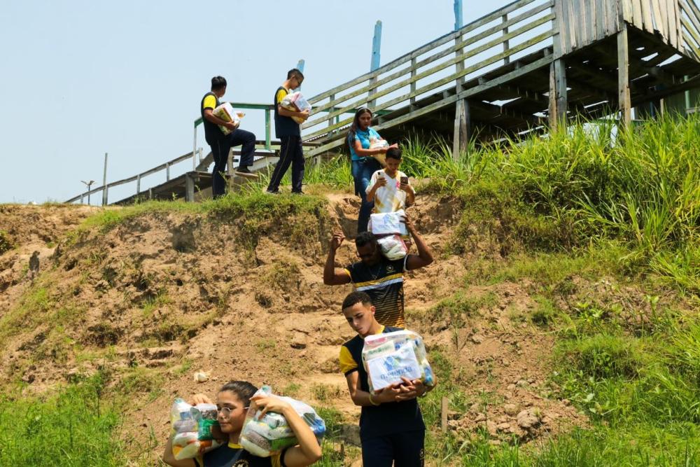Mais 7 mil kits do programa ‘Merenda em Casa’ foram entregues a estudantes do Amazonas impactados pela estiagem