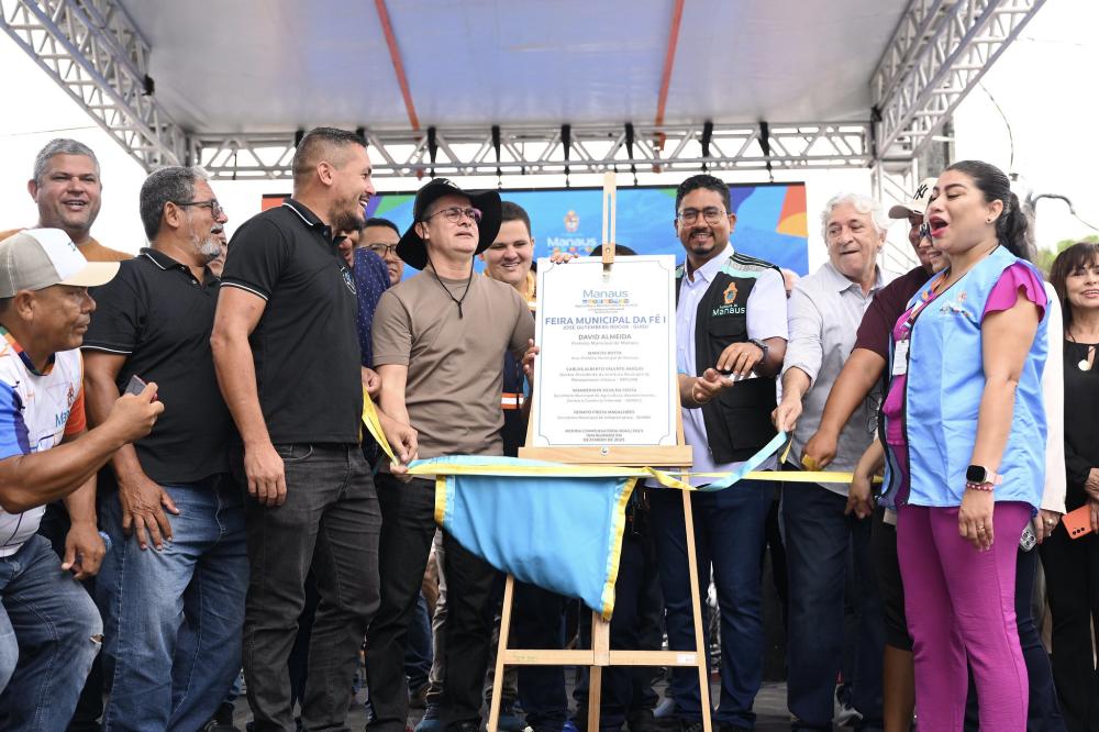 Prefeito David Almeida inaugura a primeira feira municipal no bairro Colônia Antônio Aleixo
