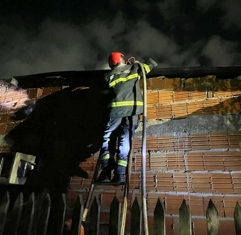 Em Parintins, Corpo de Bombeiros combate incêndio em residência do Pascoal Alágio