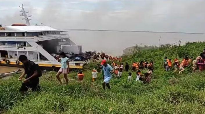 Barco atinge barranco e pega fogo na sala de máquinas durante viagem no AM