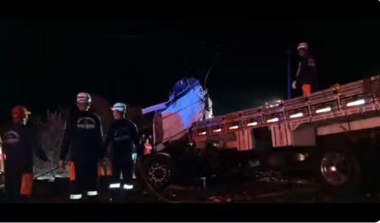 Acidente entre ônibus de turismo e caminhão mata 24 pessoas e deixa 6 feridas