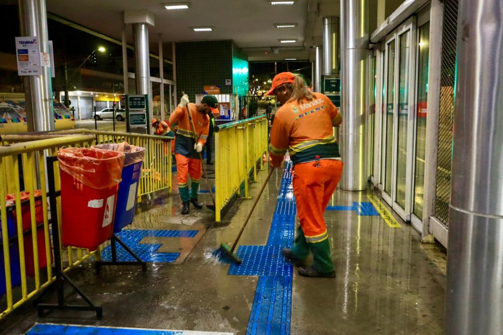 Prefeitura intensifica higienização dos terminais de ônibus em Manaus
