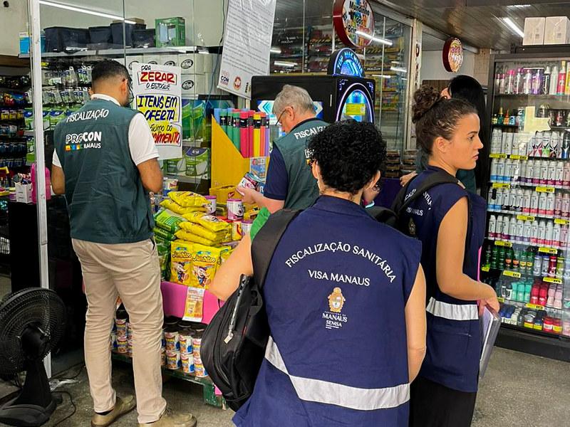 Operação conjunta do Procon Manaus e Vigilância Sanitária encontra irregularidades em supermercado da zona Norte
