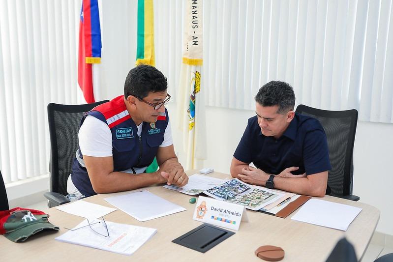 Prefeito David Almeida anuncia medidas de moradia para famílias afetadas por incêndios no Bairro do Céu