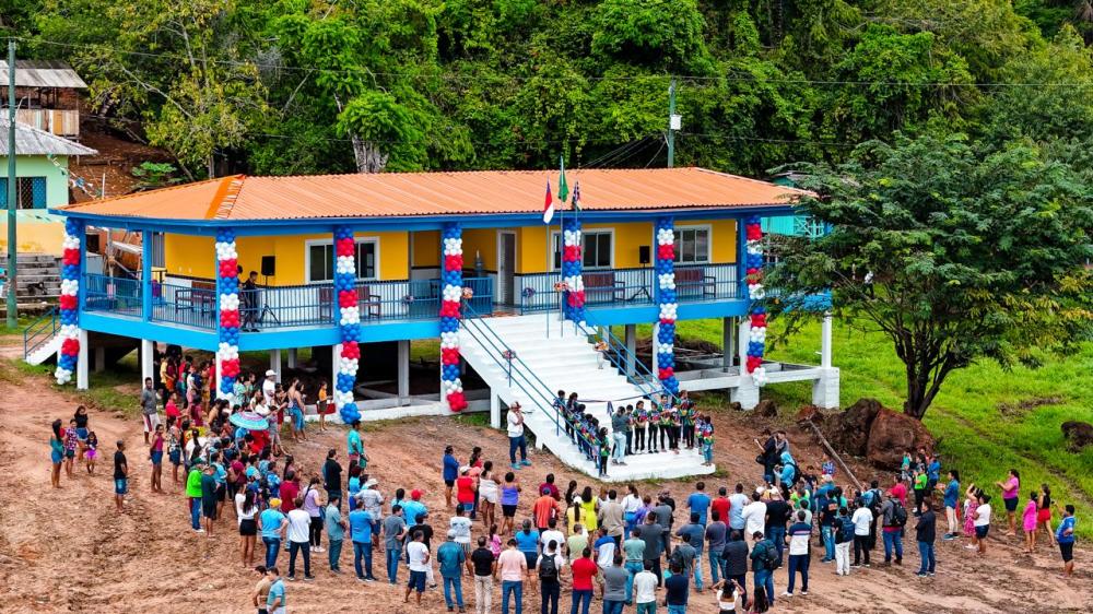 Bi Garcia inaugura a terceira escola de alvenaria na região de várzea, elevando a qualidade da educação de Parintins