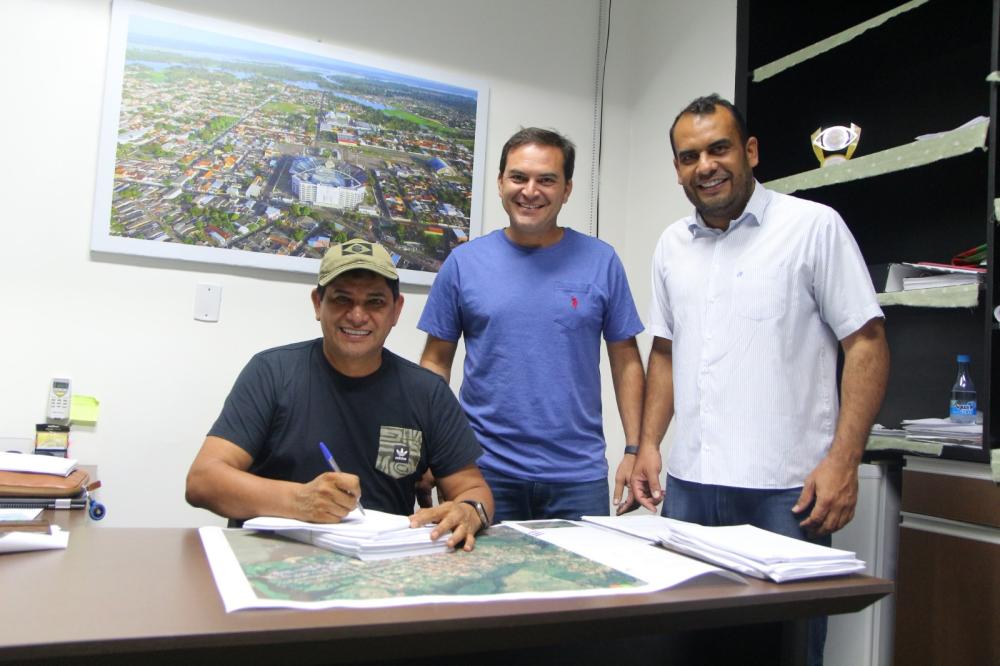 Prefeito Bi Garcia assina projeto de asfaltamento da sede da Vila Amazônia