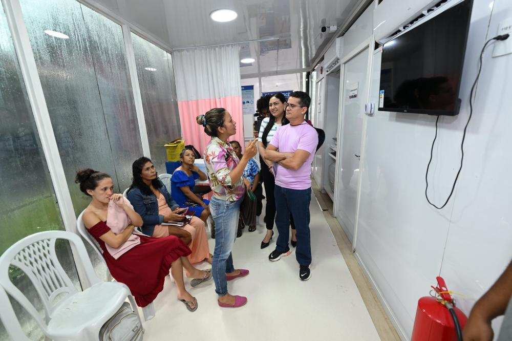 David Almeida acompanha atendimentos na Unidade Móvel da Saúde da Mulher na zona Norte de Manaus