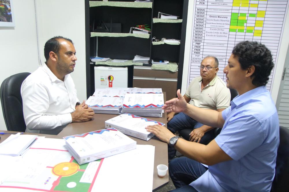 Governo do Amazonas encaminha à Prefeitura de Parintins projetos de cobertura de água e esgoto do Prosai