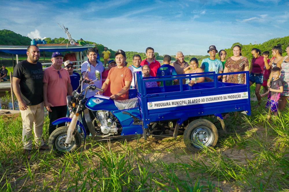 Bi Garcia entrega veículo para escoamento da produção e anuncia investimentos para o Parintinzinho