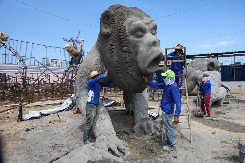 Esculturas modeladas em EPS dão mais vida aos animais da etapa temática do parque Amazonino Mendes