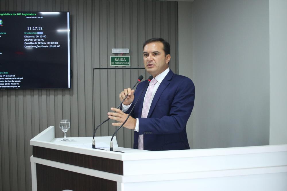 Mateus Assayag pede instalação de coberturas em frente às escolas para proteção contra a chuva e o sol em Parintins