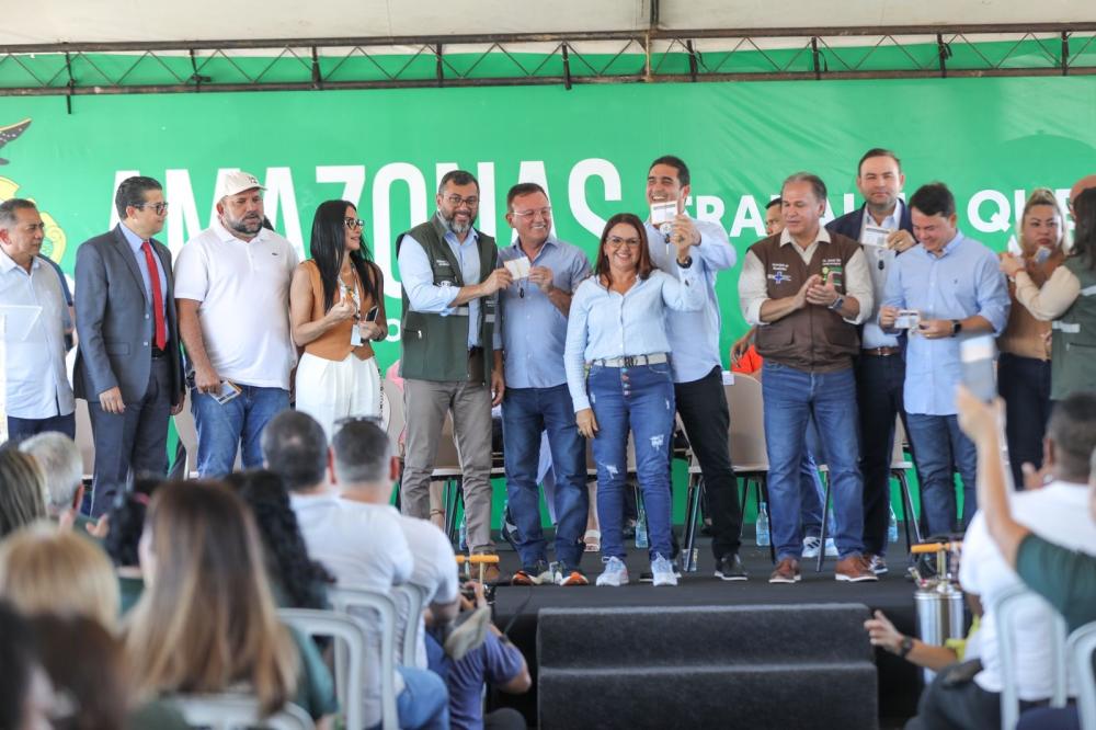Wilson Lima entrega equipamentos e veículos para reforçar combate a doenças como dengue, oropouche e malária no Amazonas