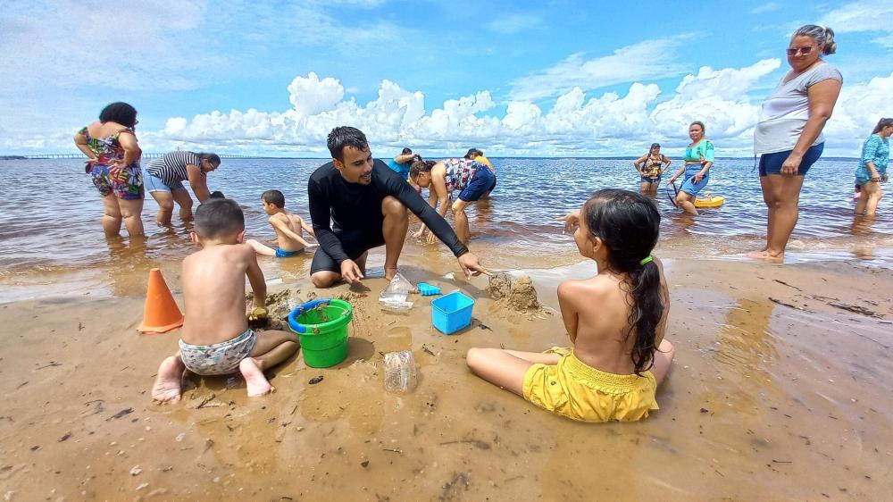 Prefeitura de Manaus orienta pais e responsáveis sobre cuidados com crianças na praia da Ponta Negra