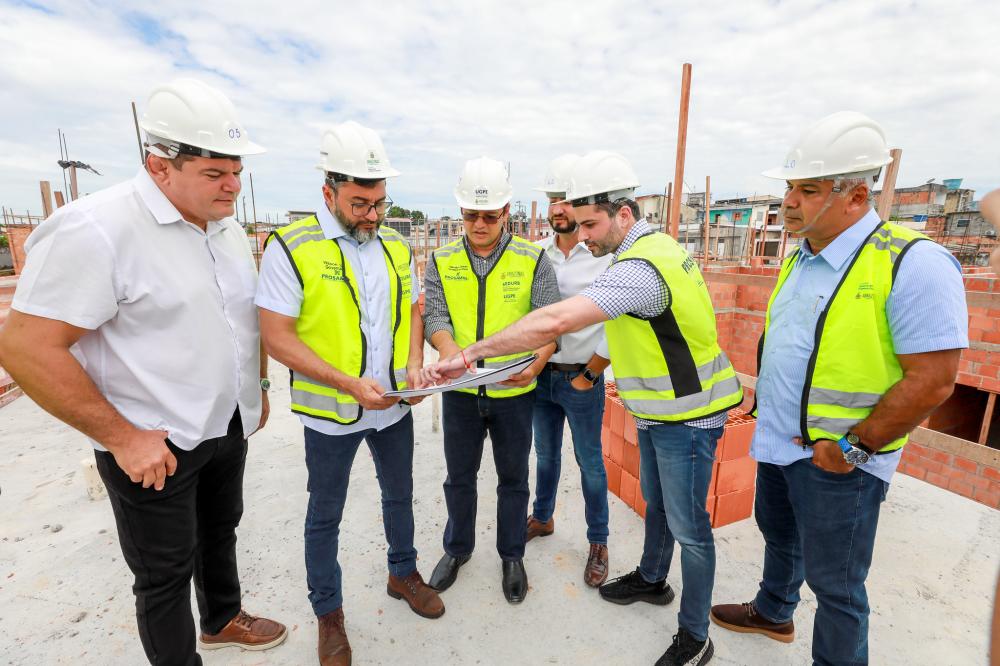 Wilson Lima vistoria obra do novo residencial do Prosamin+ e destaca trabalho por moradia digna