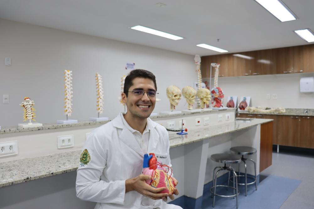 Acadêmico de Medicina da Fametro apresenta pesquisa em Toronto, no Canadá