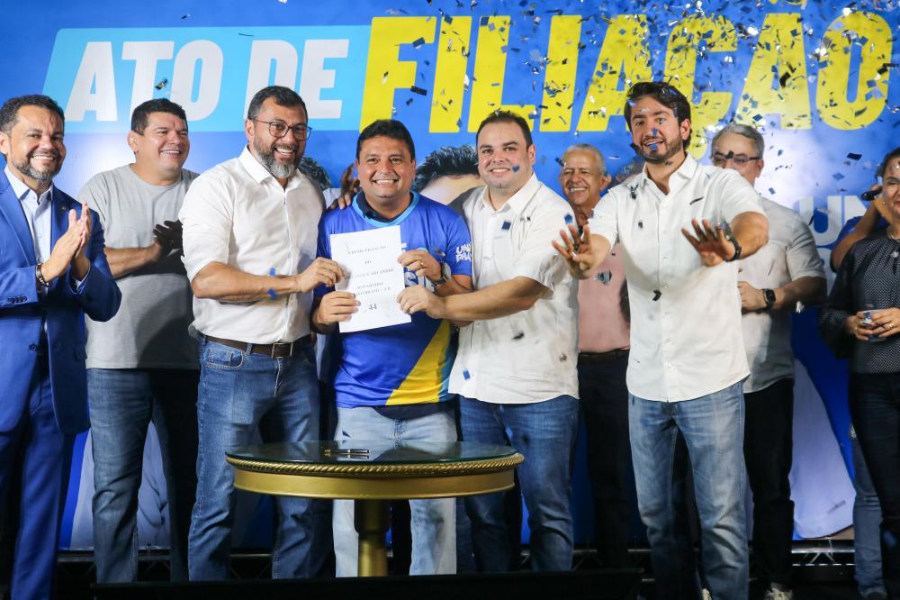 Em Manaus, governador Wilson Lima assina filiação do vereador Caio André no União Brasil