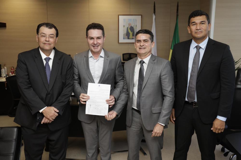 Prefeito David Almeida assina convênio que garantirá 1.056 moradias na comunidade Pingo D’Água