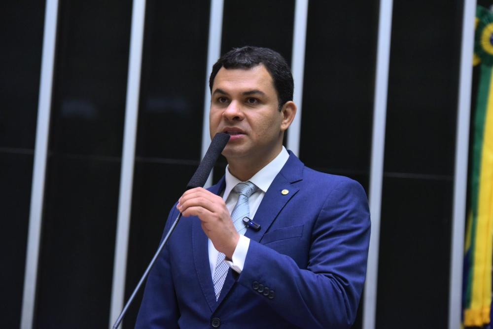 Saullo Vianna propõe leis contra deepfakes, visando identificar conteúdos de IA e criminalizar sua distribuição