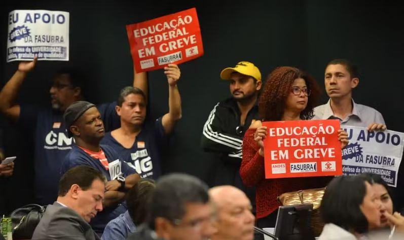 18 universidades federais entraram em greve nesta segunda-feira por reajuste