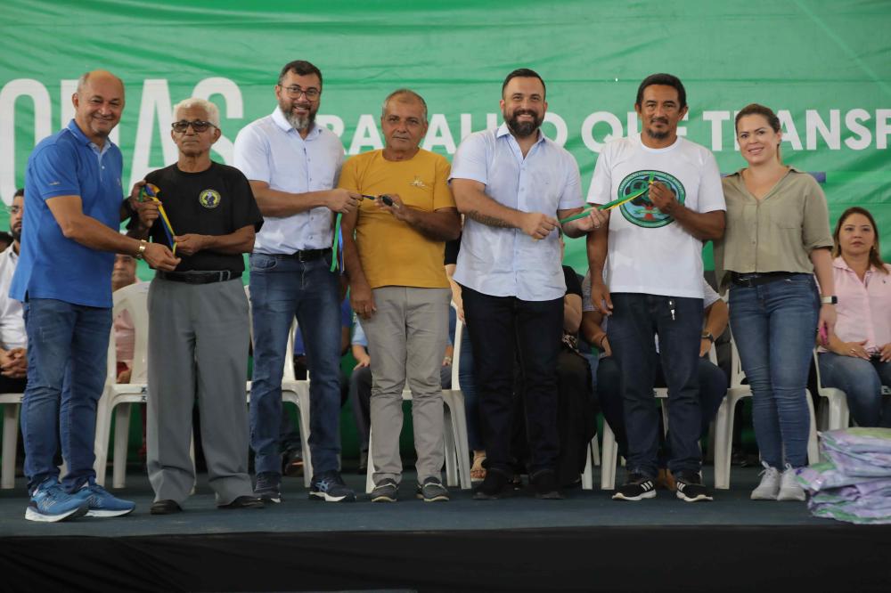 Wilson Lima entrega mais de 120 títulos definitivos de moradia e benefícios de R$ 34 milhões em Novo Airão