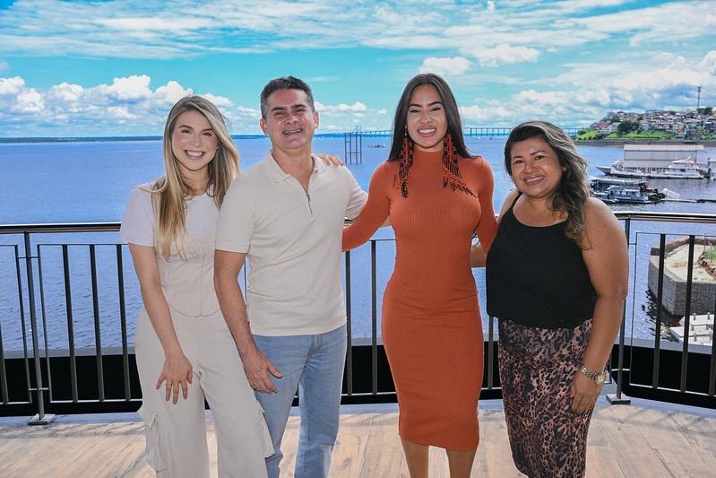 Prefeito David Almeida recebe a cunhã Isabelle Nogueira no Mirante Lúcia Almeida