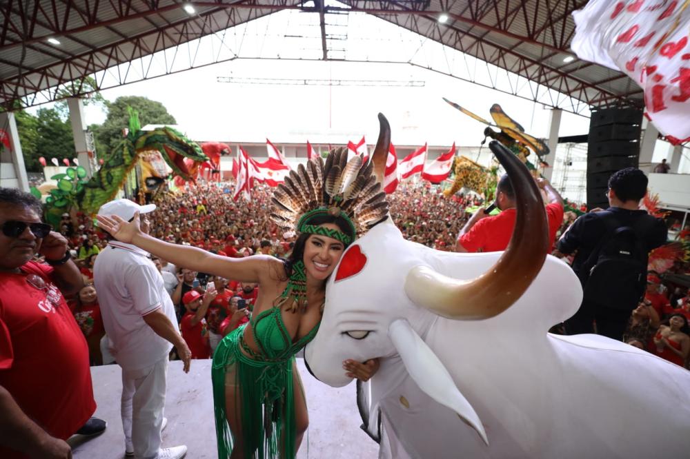 Kwai Brasil prepara homenagem para Isabelle Nogueira durante a Alvorada do Garantido em Parintins