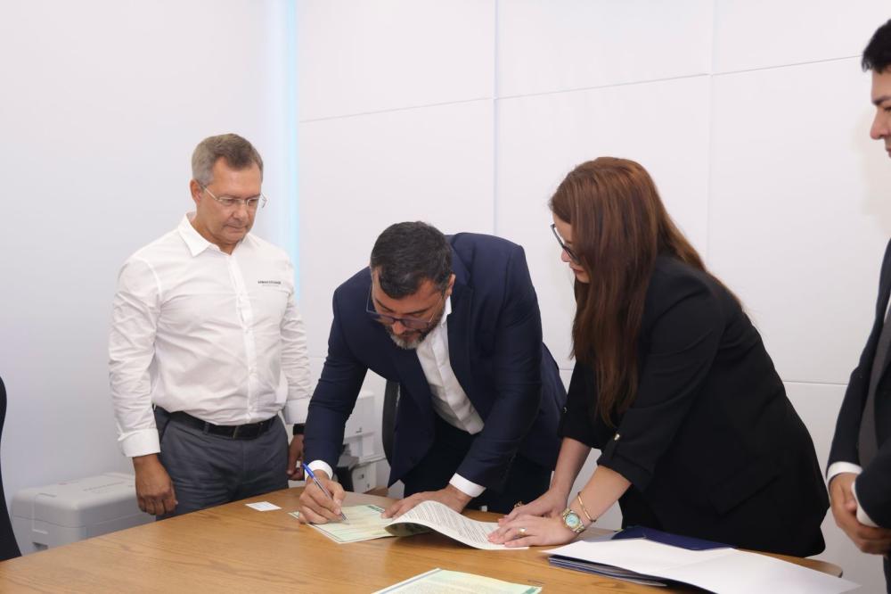 Wilson Lima assina concessão de quatro áreas de exploração de gás e petróleo no AM para a Petrobras