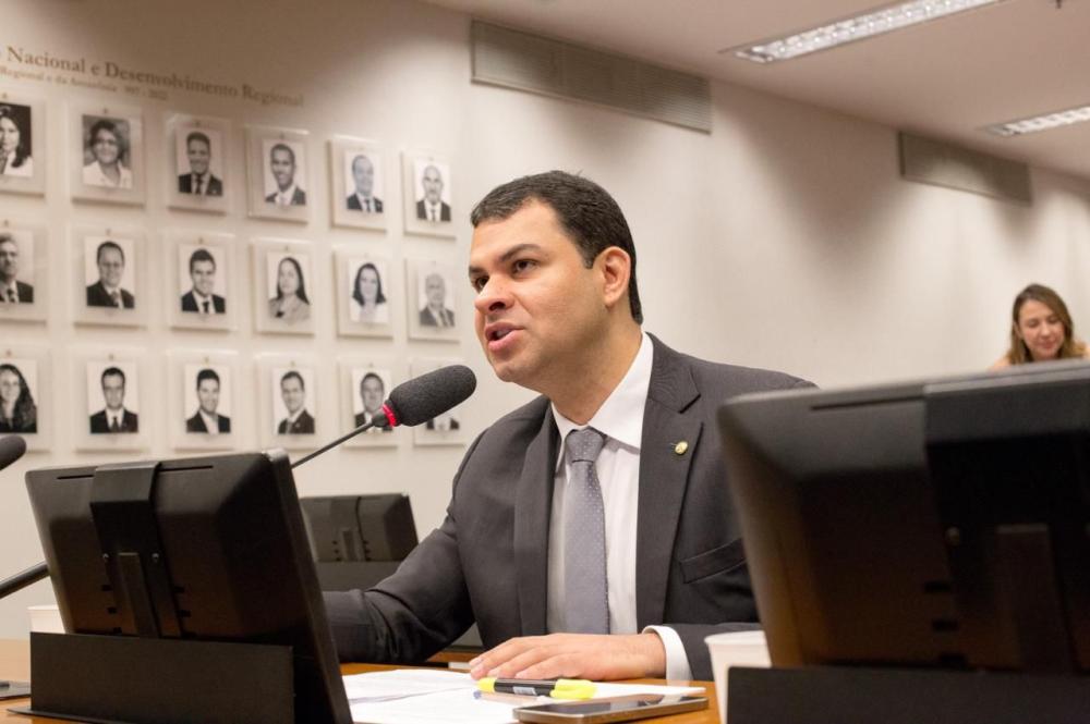 Saullo Vianna propõe ampliação de direitos na Educação e Saúde para surdos e pessoas com perda auditiva