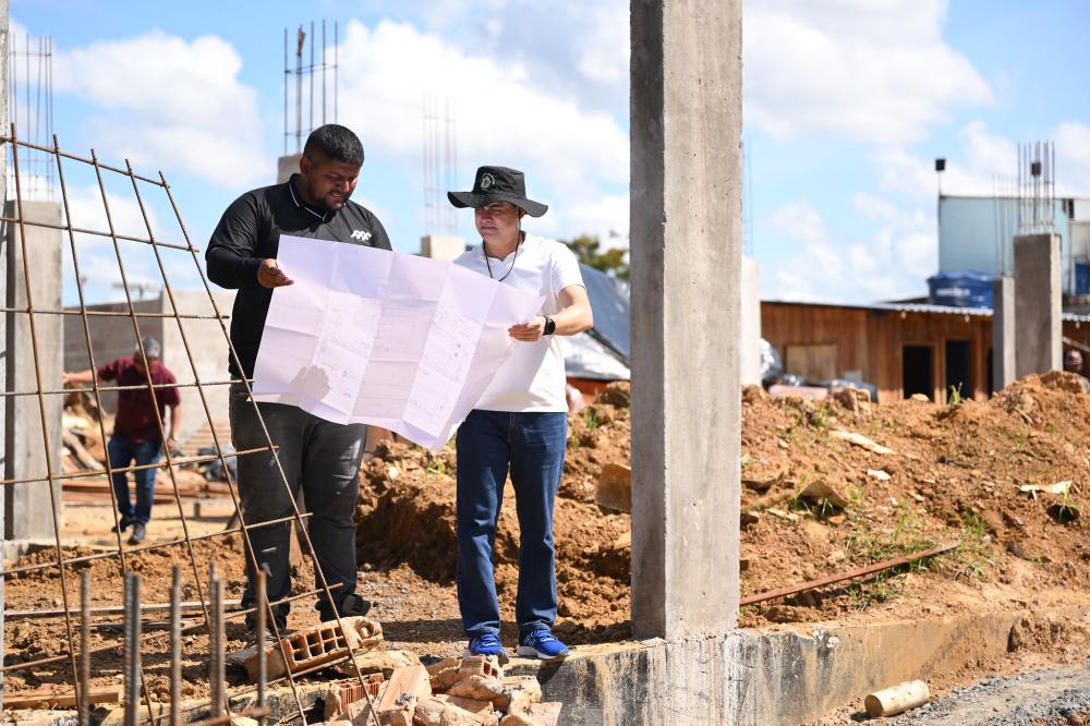 Prefeito David Almeida vistoria construção de UBS porte 4 da Compensa com entrega prevista para setembro