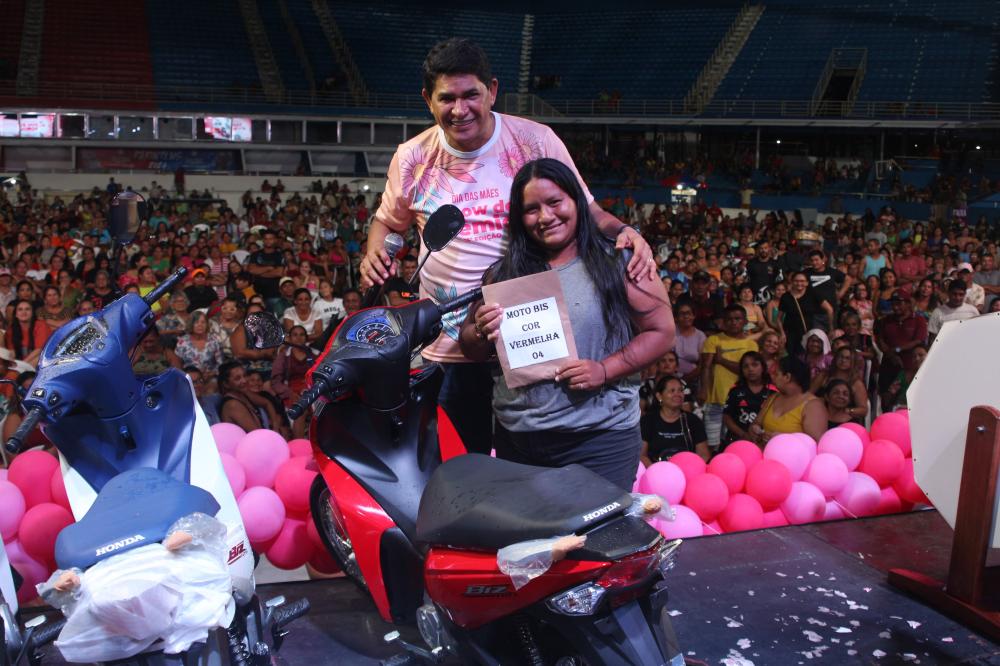 Prefeitura premia mais de mil mães durante Show de Prêmios em Parintins