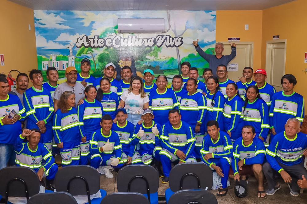 Garis recebem da Prefeitura de Nhamundá novo fardamento de trabalho