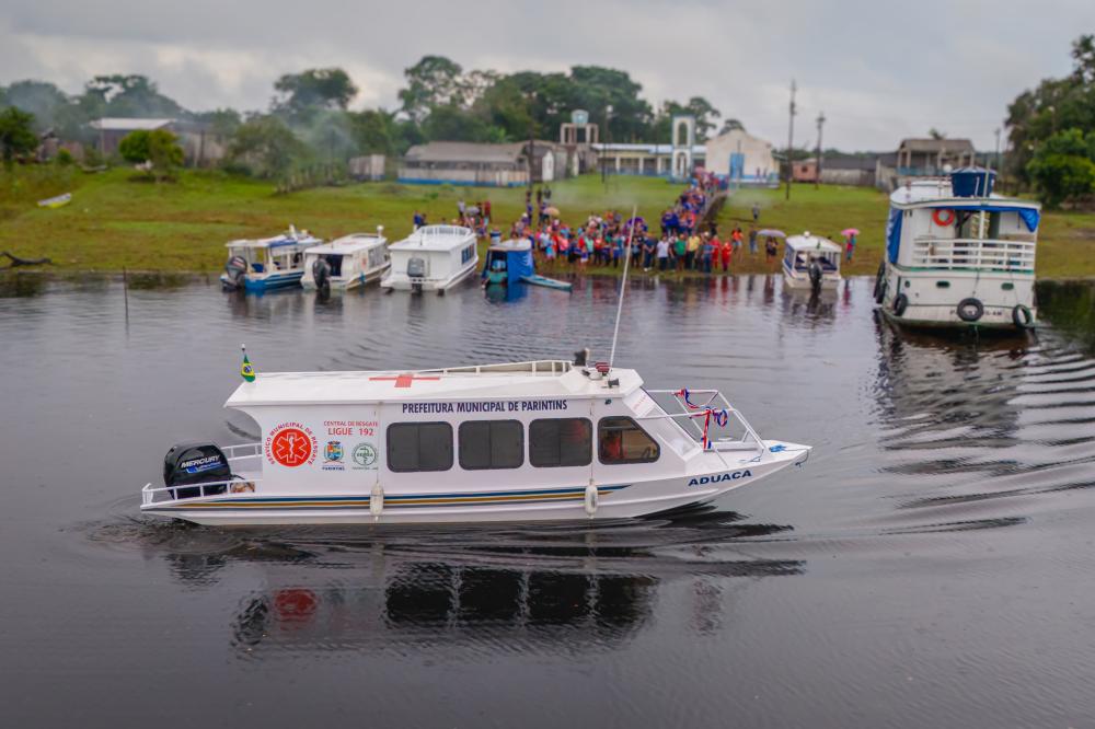 Prefeito Bi Garcia entrega no Aduacá, a 14ª ambulancha de Parintins