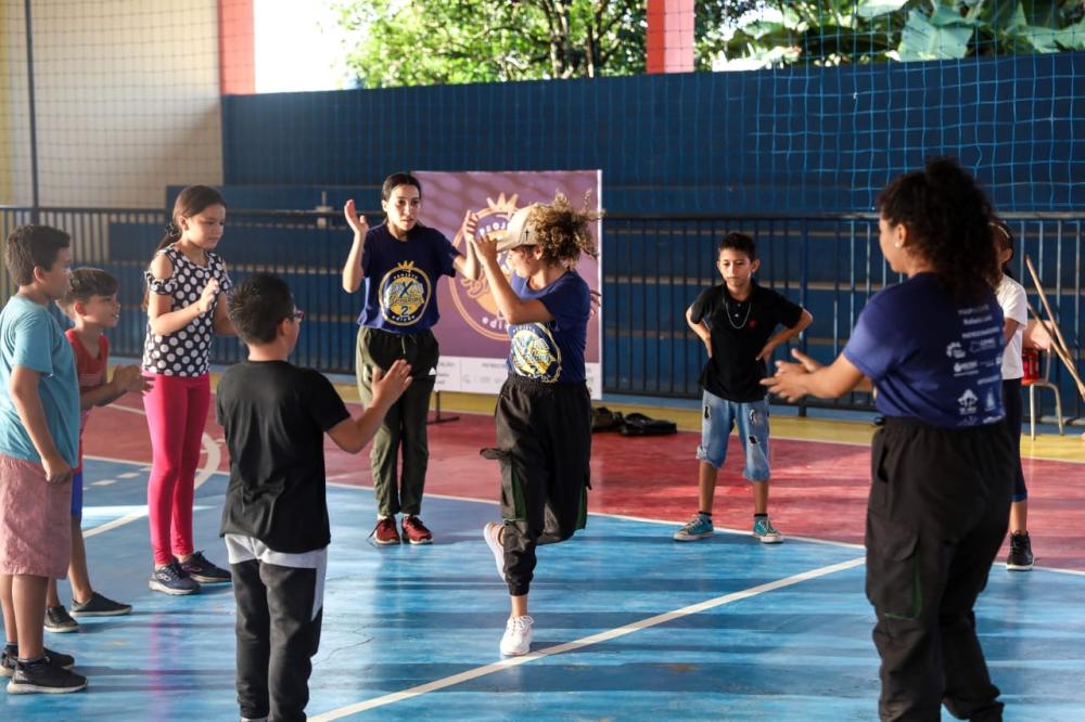 Projeto Conexão Breaking promove oficinas de dança Hip Hop na escola Irmã Cristine, em Parintins