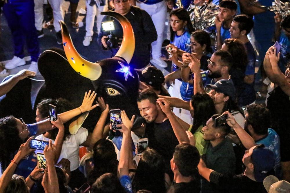 Com show de Patrick Araújo, Caprichoso faz festa apoteótica exaltando a nação azul e branca em Parintins