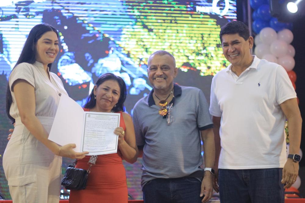 Mais de 380 famílias do Castanhal recebem títulos definitivos da Prefeitura de Parintins
