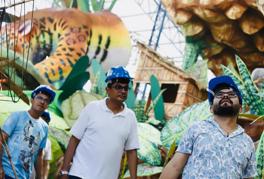 Durante visita ao Galpão do Caprichoso, secretário Marcos Apolo elogia artistas azulados